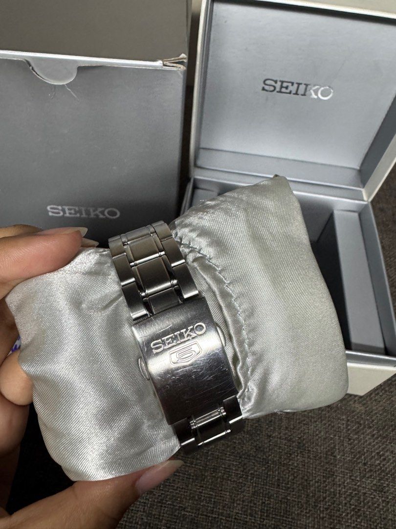 SEIKO Sports SNKK13K1 Automatic (Category: Men's Watches) located in Caloocan City. Submitted by angebelena (Listing ID 1386319219, Image 3). Description: SEIKO Sports SNKK13K1 Automatic For Men 9/10 condition Complete with box,manual, card, extra links Bought Last May 2025 ₱3,700 Fixed na North Caloocan area. Willing to meetup around QC Fairview/ SM SJDM or hatid ko sa Location nyo add nalang Del. Fee. Thanks and Godbless😇.