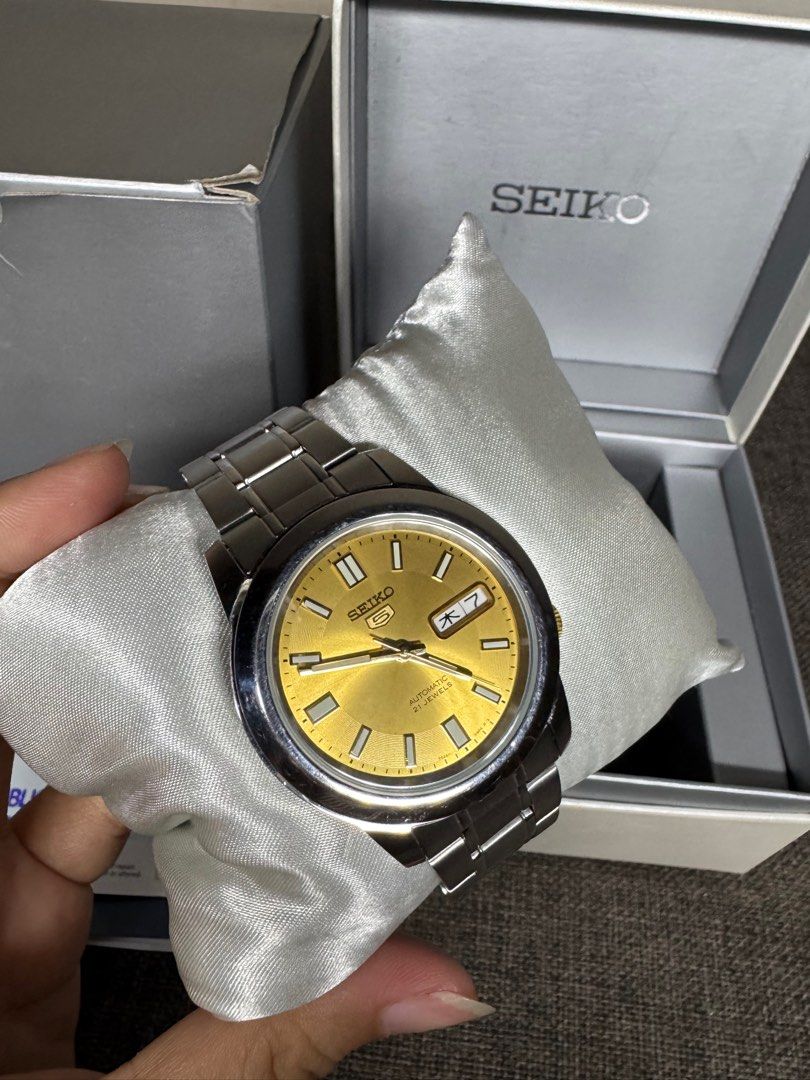 SEIKO Sports SNKK13K1 Automatic (Category: Men's Watches) located in Caloocan City. Submitted by angebelena (Listing ID 1386319219, Image 2). Description: SEIKO Sports SNKK13K1 Automatic For Men 9/10 condition Complete with box,manual, card, extra links Bought Last May 2025 ₱3,700 Fixed na North Caloocan area. Willing to meetup around QC Fairview/ SM SJDM or hatid ko sa Location nyo add nalang Del. Fee. Thanks and Godbless😇.