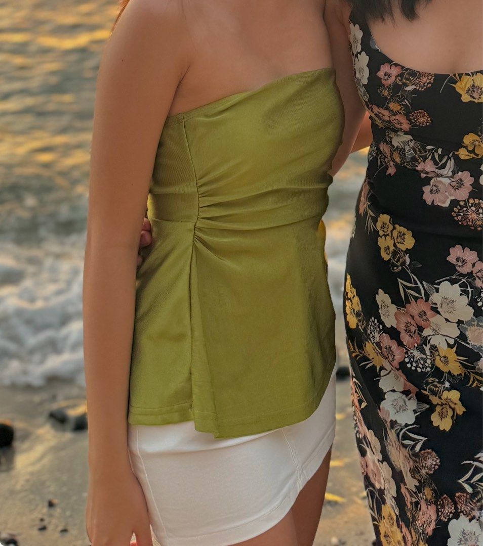 Shiny Green Tube Top (Category: Sleeveless) located in Quezon City. Submitted by usercdam (Listing ID 1386397193, Image 2). Description: .