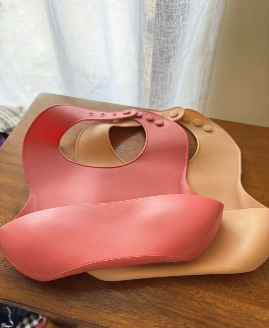 Silicone bib (Category: Weaning & Toddler Feeding) located in Taguig. Submitted by samcali (Listing ID 1386355253, Image 1). Description: take both for 200 brand new rfs: extra bib.