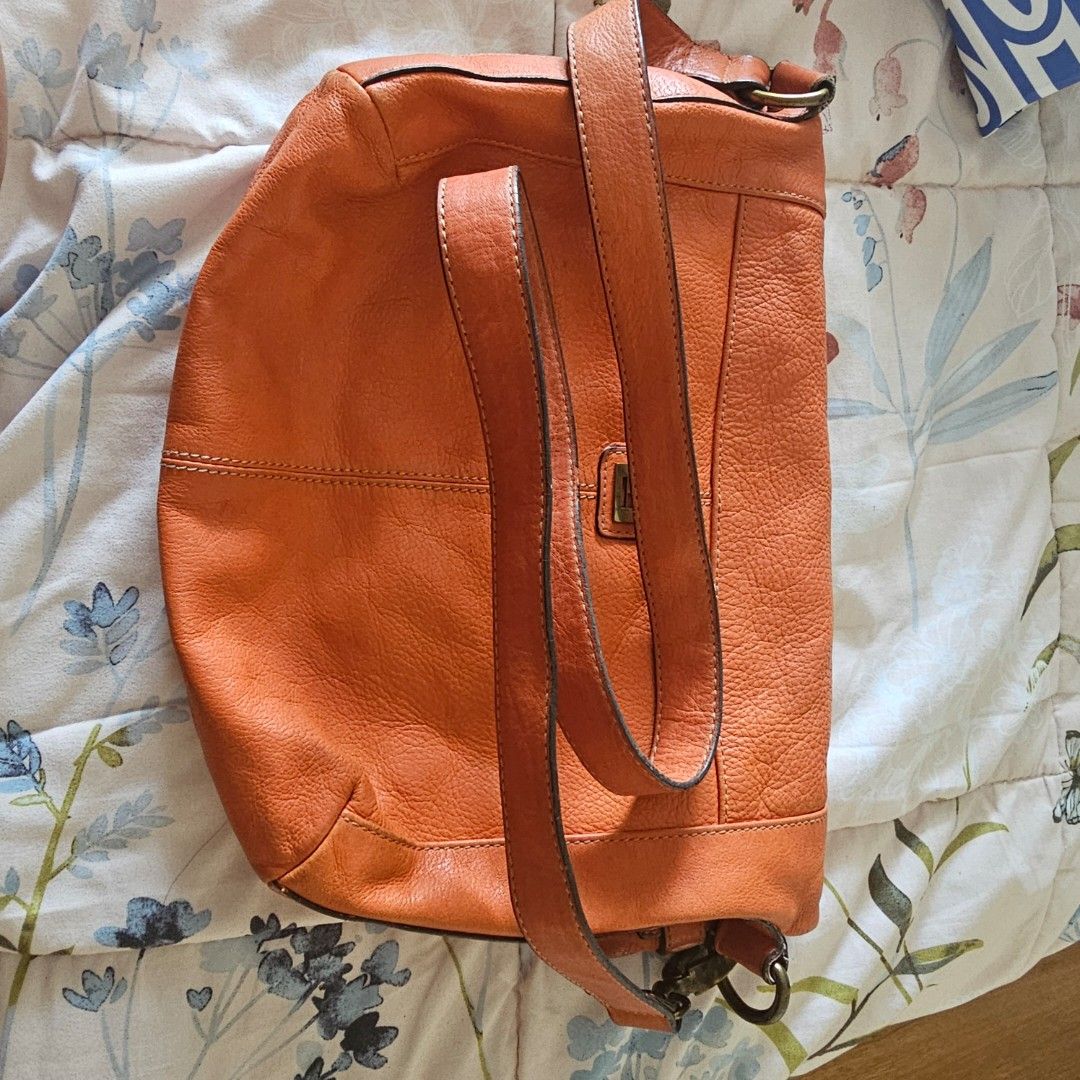 Tommy ross body bag (Category: Cross-body Bags) located in Mandaluyong City. Submitted by blueberrypatch (Listing ID 1386238895, Image 3). Description: tommy hilfiger cross body bag condition:well used. color: rust orange signs of usage flaws: little but very minimal stripping on the strap. need cleaning 8/10.