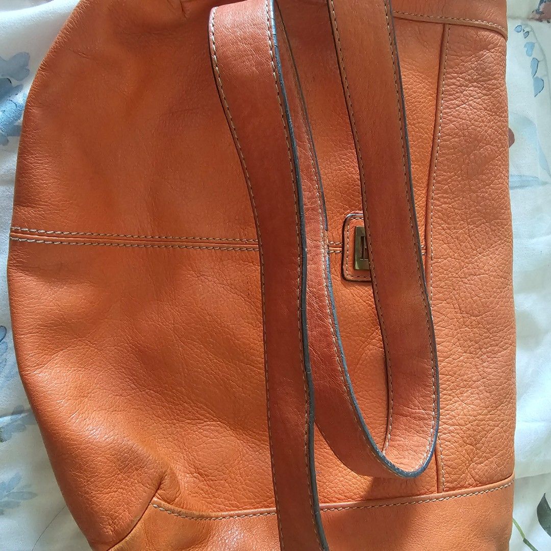 Tommy ross body bag (Category: Cross-body Bags) located in Mandaluyong City. Submitted by blueberrypatch (Listing ID 1386238895, Image 2). Description: tommy hilfiger cross body bag condition:well used. color: rust orange signs of usage flaws: little but very minimal stripping on the strap. need cleaning 8/10.