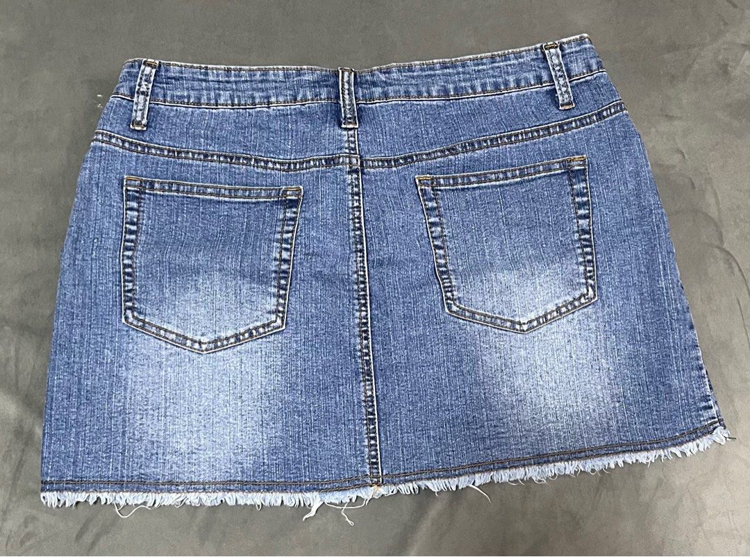 [T&Y] Light Washed Denim Skirt (Category: Skirts) located in Manila. Submitted by dunksduck175358 (Listing ID 1386310557, Image 2). Description: Never been worn. Location: Pampanga / Makati Shipping: Buyer shoulders fee (J&T Express only if provincial; Grab Express/Lalamove/etc. if within Metro Manila) .