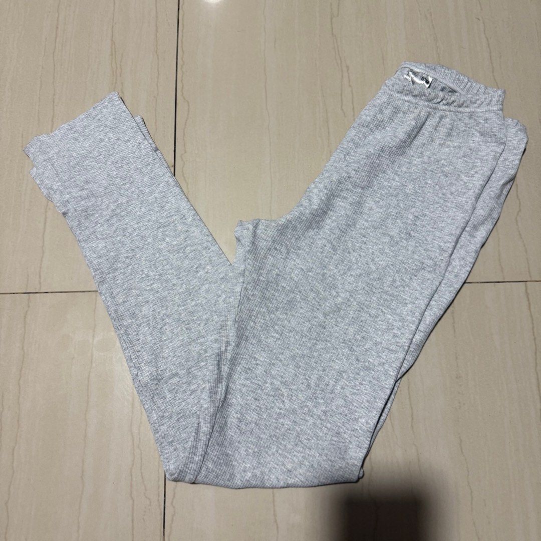 UNIQLO Gray Leggings (L) (Category: Other Bottoms) located in Manila. Submitted by ai.declutters (Listing ID 1386226335, Image 3). Description: .