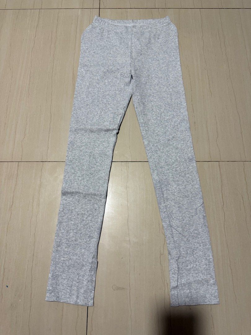 UNIQLO Gray Leggings (M) (Category: Other Bottoms) located in Manila. Submitted by ai.declutters (Listing ID 1386226152, Image 2). Description: .
