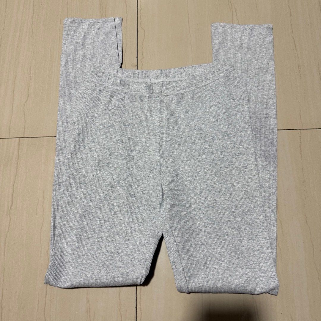 UNIQLO Gray Leggings (M) (Category: Other Bottoms) located in Manila. Submitted by ai.declutters (Listing ID 1386226152, Image 3). Description: .