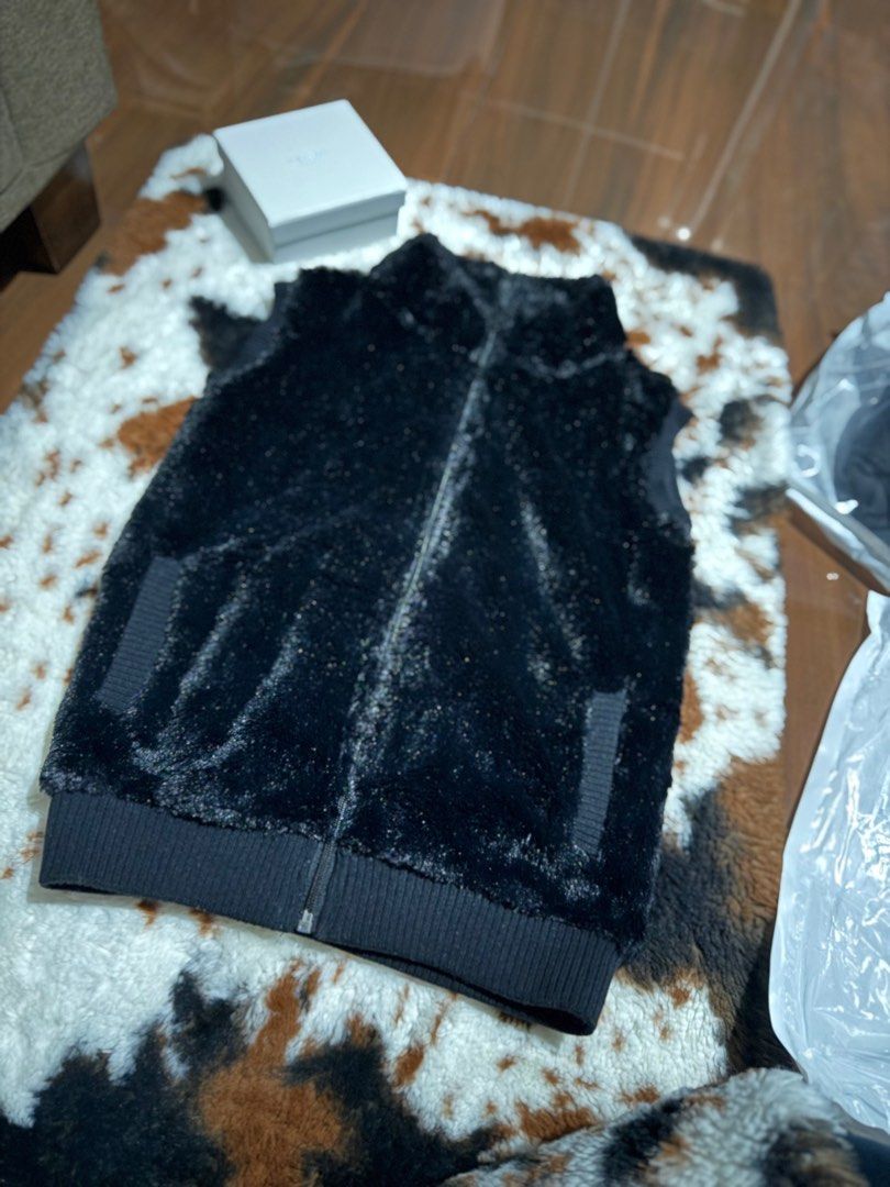 Vest fur (Category: Coats, Jackets and Outerwear) located in Davao. Submitted by queeniemon (Listing ID 1386274209, Image 1). Description: good condition , used once for trip. Bought in Online also. No return no exchange Buyer shoulder sf . .