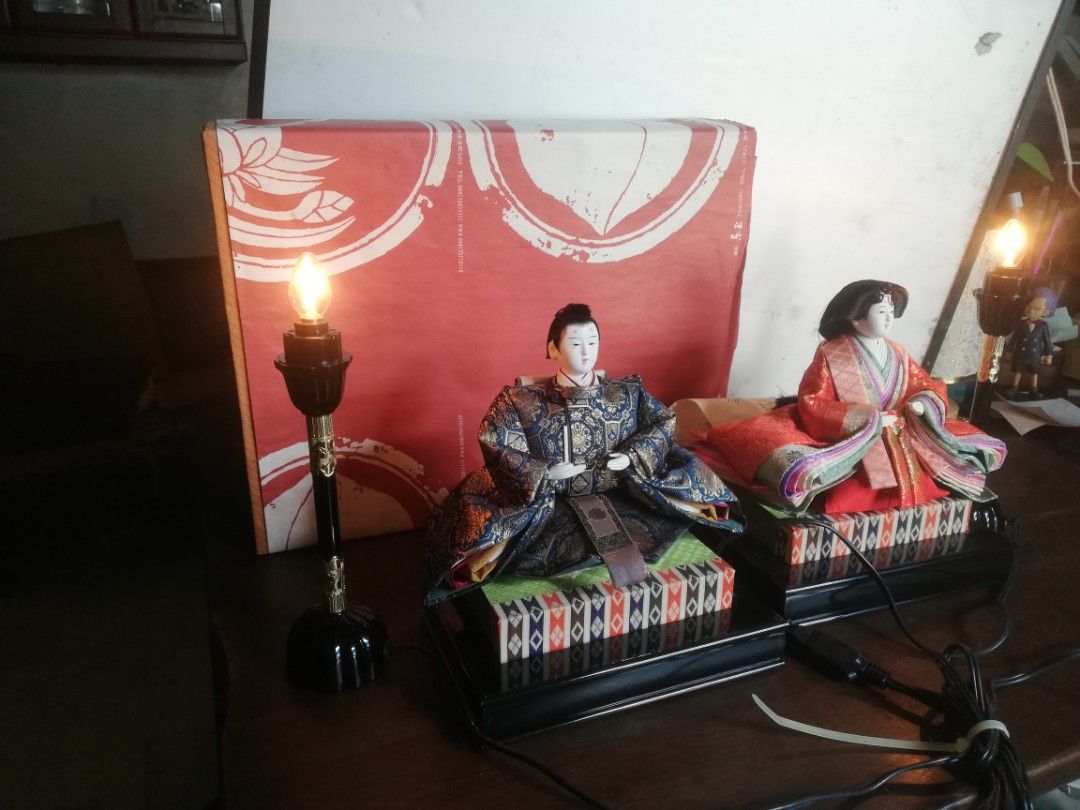 vtg hinamatsuri, hina dolls, w lights (Category: Vintage Collectibles) located in Paranaque City. Submitted by 4thestate.surplusan (Listing ID 1386396343, Image 2). Description: b new hina dolls set. emperor and empress, w 2 backgrd lights (altar bulb 220v).