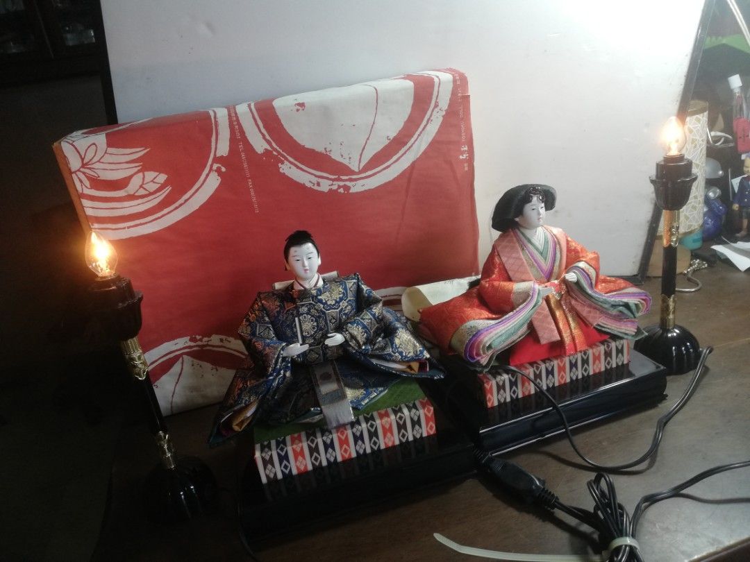 vtg hinamatsuri, hina dolls, w lights (Category: Vintage Collectibles) located in Paranaque City. Submitted by 4thestate.surplusan (Listing ID 1386396343, Image 1). Description: b new hina dolls set. emperor and empress, w 2 backgrd lights (altar bulb 220v).