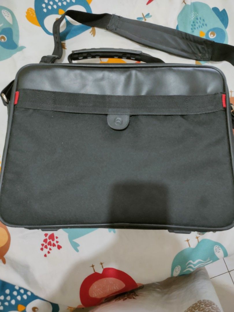Wenger 15" Laptop Bag (Category: Laptop Bags & Sleeves) located in Manila. Submitted by hrh123 (Listing ID 1386221241, Image 3). Description: in excellent condition. seldom used. just used to store my laptop . has been with me for years , been in storage for a long time pero looking new pa din so far I don't see any flaws . if there is barely noticeable . .what u see is what u get ..