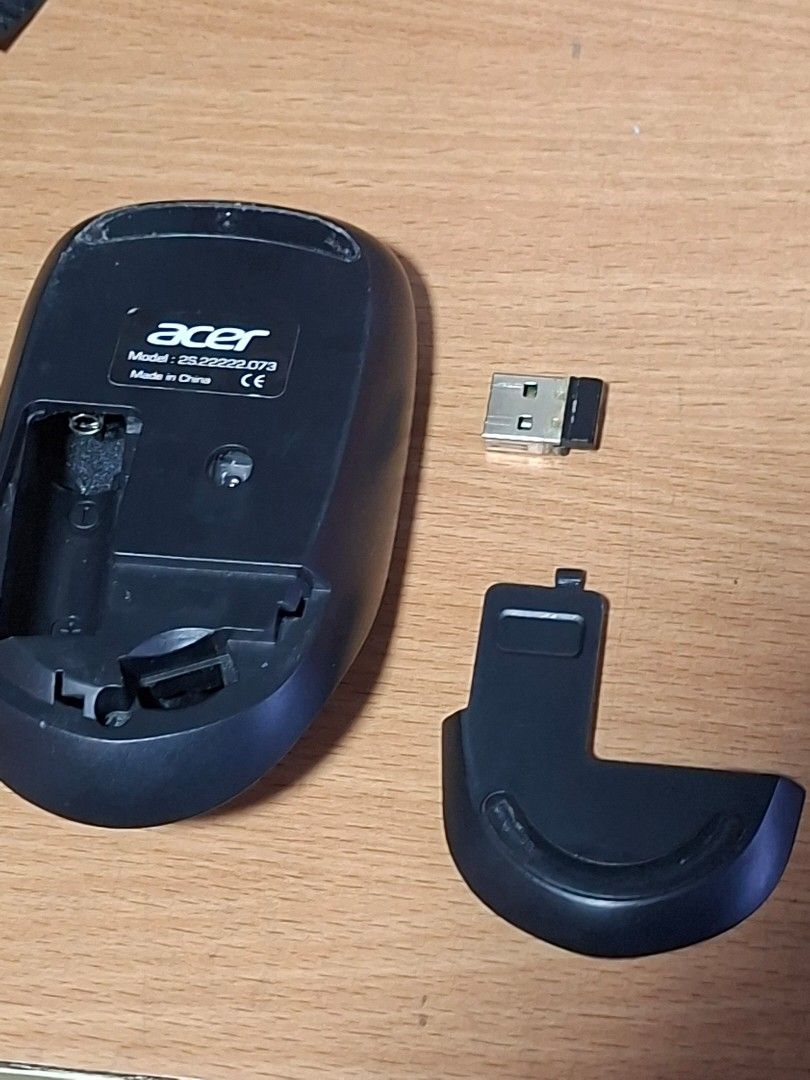 Wireless Mouse (Category: Mouse & Mousepads) located in Singapore. Submitted by prelovedtings2 (Listing ID 1386306138, Image 1). Description: - acer : usb a little hard to remove from laptop/mouse inside, no on off button - Dareu : in normal condition, has on off button - delivery or meet up - delivery cost is separate.