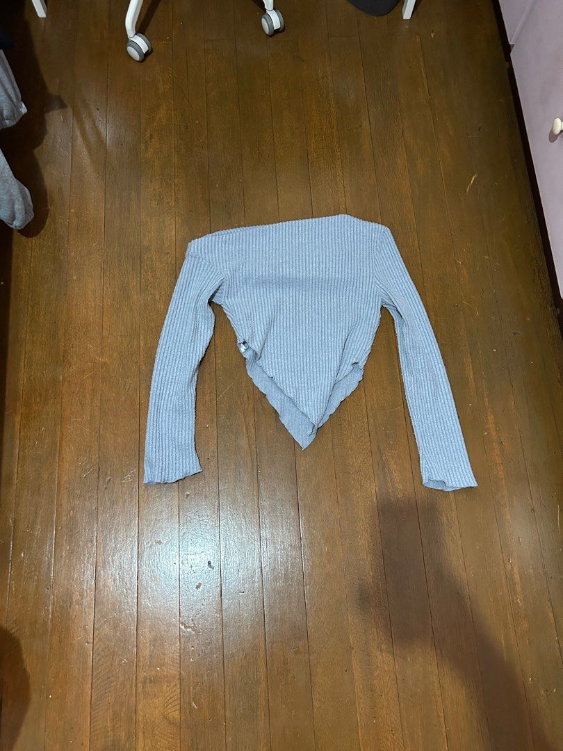 Y2K Grunge Off Shoulder Asymmetrical Hem Top (Category: Longsleeves) located in Marikina City. Submitted by talugh (Listing ID 1386304681, Image 2). Description: Size: Fits medium to large frames Color: Gray Description: Y2K Grunge Off Shoulder Asymmetrical Hem tee, original price in shein was 294.