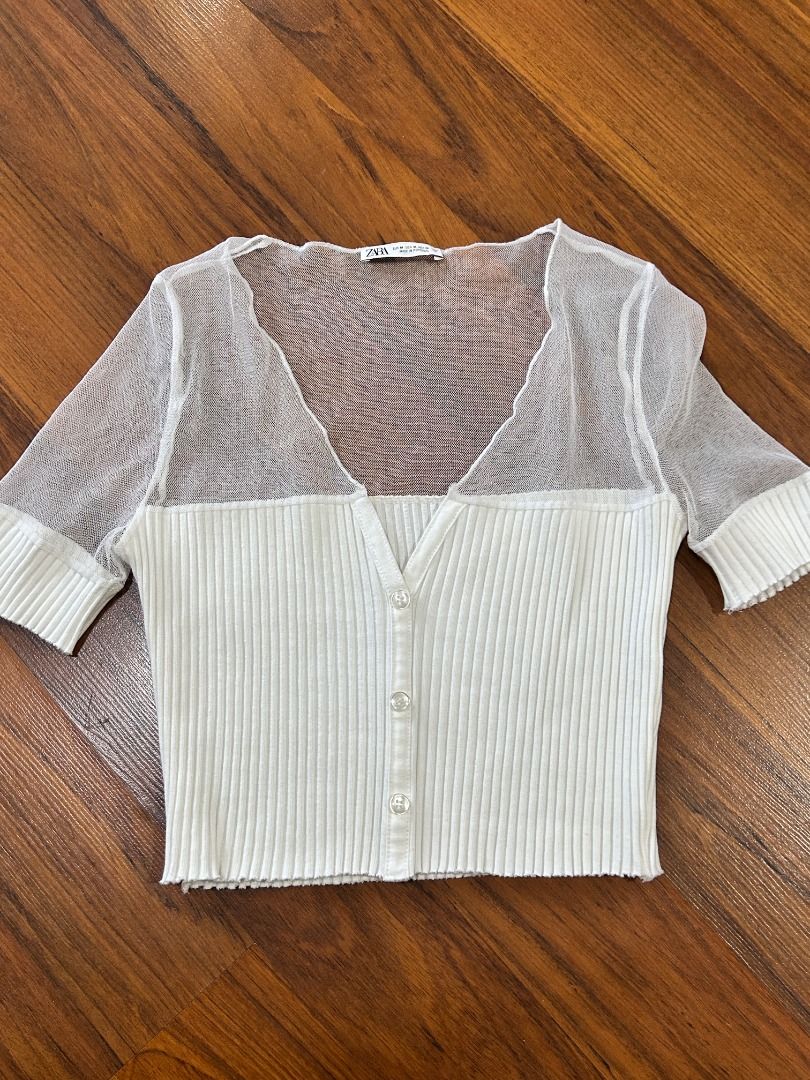 ZARA White Mesh & Ribbed Knit Crop (Category: Others Tops) located in Quezon City. Submitted by martits (Listing ID 1386265169, Image 2). Description: Trendy cropped white cardigan with ribbed knit body and sheer mesh sleeves. Button-front closure for versatile styling. Layer over camis, dresses, or style buttoned-up with high-waist jeans. Never used, cut tag and washed only.