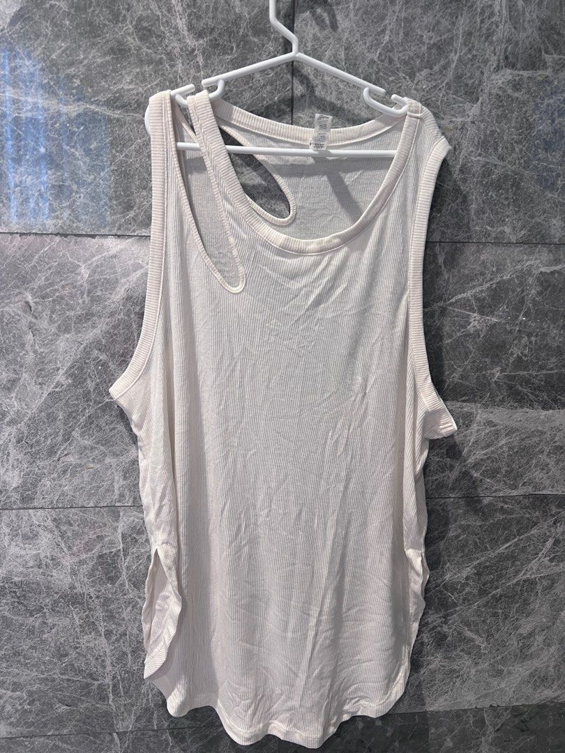 Alo White top (Category: Activewear) located in Singapore. Submitted by 888msn (Listing ID 1386465114, Image 1). Description: Size M Only pick up Wear 2 times.