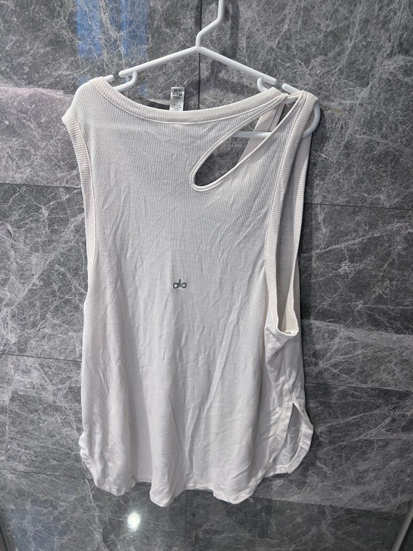 Alo White top (Category: Activewear) located in Singapore. Submitted by 888msn (Listing ID 1386465114, Image 3). Description: Size M Only pick up Wear 2 times.