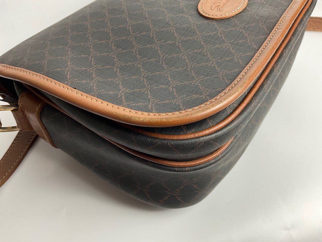 Auth Longchamp bag (Category: Luxury Bags & Wallets) located in Caloocan City. Submitted by siftedthriftedph (Listing ID 1386456186, Image 3). Description: Vintage Loncgchamp saddle bag Unique piece 🫶🏻 Ganda pa ng PVC Signs of use sa leather and hardwares, missing snap sa last pic but not obvious L-10.8in x H-9in .