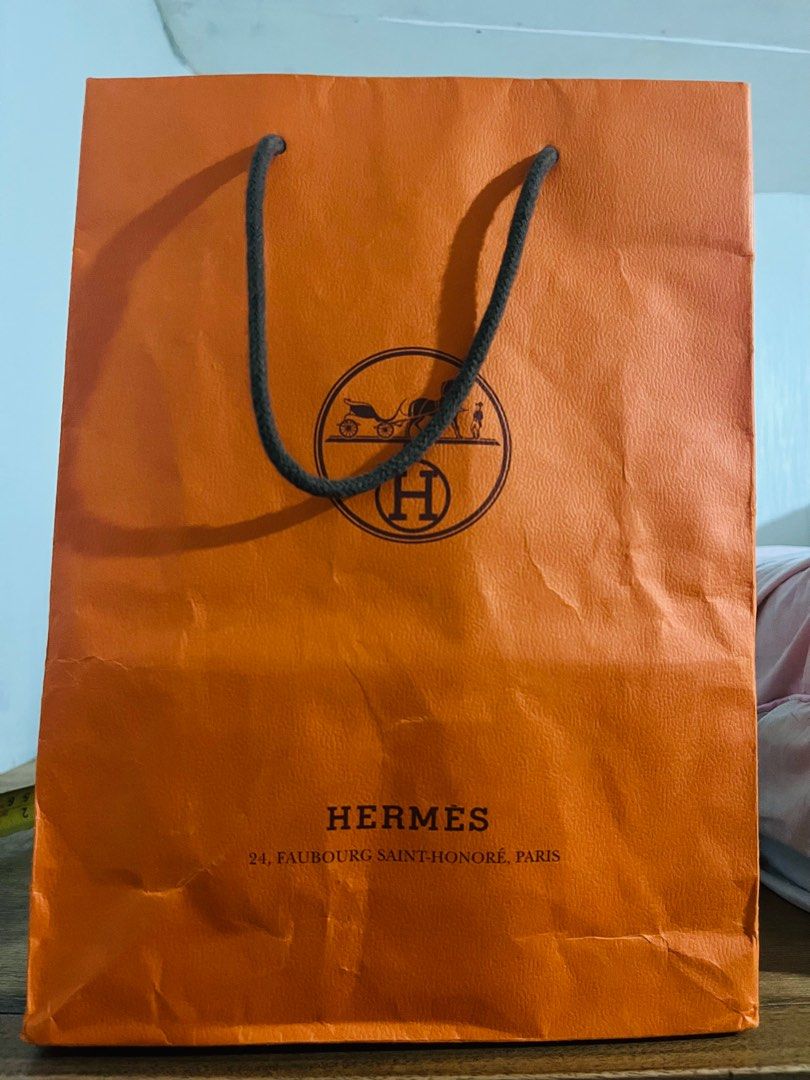 Authentic Hermes Paper Bag (Category: Luxury Accessories) located in Mandaluyong City. Submitted by rian.declutter (Listing ID 1386579525, Image 3). Description: Money back if fake Got this from a friend from Korea 11.25x8.25x3.5 Fixed price .