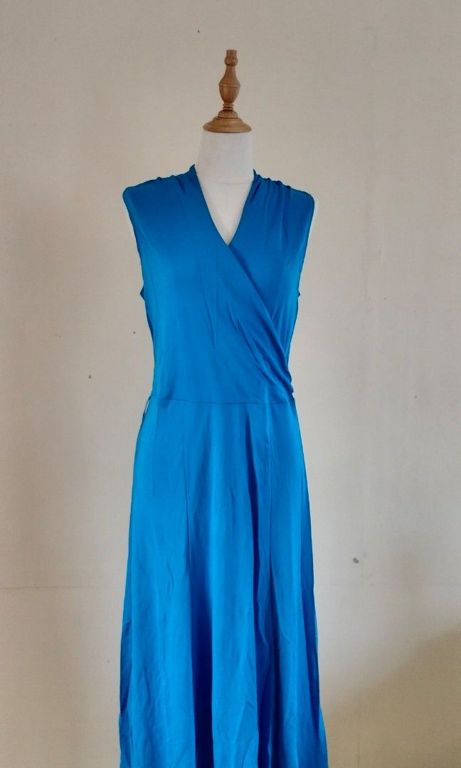 Blue formal/casual dress (Category: Dresses) located in Quezon City. Submitted by iciafvf (Listing ID 1386456794, Image 2). Description: Jones New York petite size this dress is really beatiful pati yung bagsak niya sa katawan Measurements 📏 Bust: 42.5cm Waist: 40cm Length: 114cm MOP: Gcash or bank transfer SF c/o buyer kindly, direct message for additional details and pictures..