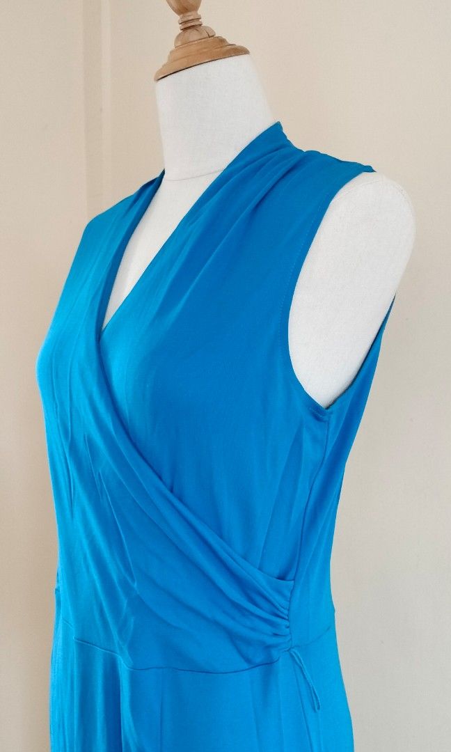 Blue formal/casual dress (Category: Dresses) located in Quezon City. Submitted by iciafvf (Listing ID 1386456794, Image 1). Description: Jones New York petite size this dress is really beatiful pati yung bagsak niya sa katawan Measurements 📏 Bust: 42.5cm Waist: 40cm Length: 114cm MOP: Gcash or bank transfer SF c/o buyer kindly, direct message for additional details and pictures..