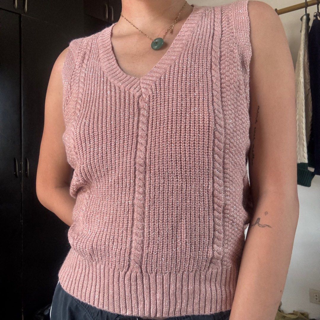 Classy Pink Knitted Vest Top S-M (Category: Sleeveless) located in Bacoor. Submitted by dunkinpanini (Listing ID 1386465001, Image 1). Description: Classy and trendy knitted vest top 🎀 Size for this one is S-M! Good condition unless stated otherwise!For reference the model is in size Small MOP: Bank transfer/gcash/gotyme Delivery: Orange app checkout/ggx/JNT/Same day thu lalamove Please PM if interested! 💕.