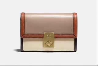 (Kategori: ) berada di . Dikirim oleh lemari_elmyra (ID iklan 1386552491, Gambar 1). Deskripsi: .