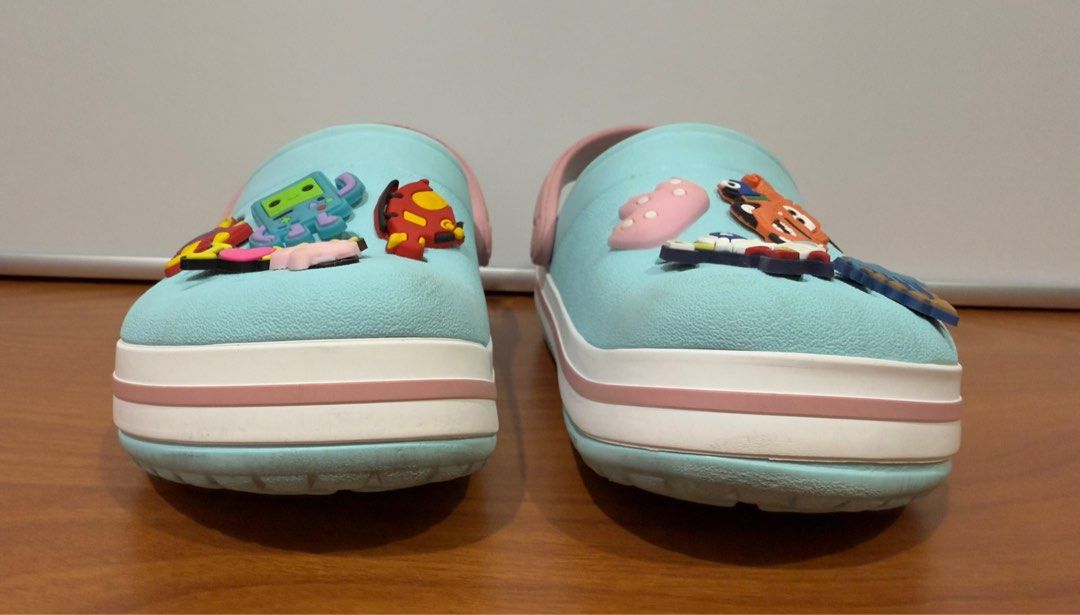 Crocs (Category: Babies & Kids Fashion) located in Binangonan. Submitted by c_r_i_s (Listing ID 1386587432, Image 3). Description: Crocs Kids Classic Light Blue and PInk Crocband Authentic Size C10 Measured sze: 16.6 cm With light signs of use In excellent condition.