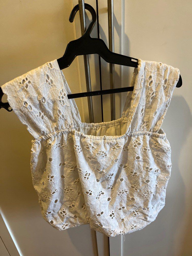 Details Women’s Blouse (Category: Blouses) located in Manila. Submitted by leahdeclutters (Listing ID 1386587210, Image 2). Description: Barely used Really pretty top RFS it’s a small and I’m a medium Used twice only .