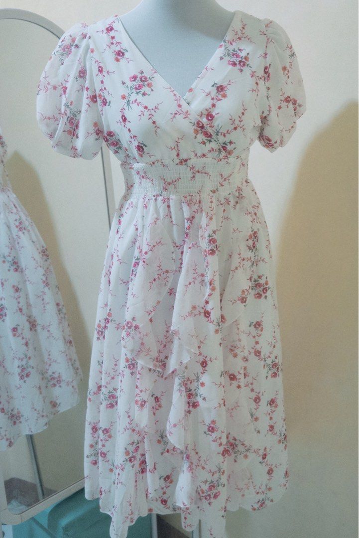 Flowy Dress with floral design (Category: Dresses) located in Subic. Submitted by maryjoyl (Listing ID 1386428842, Image 1). Description: Original price 1200 S-M best fit.