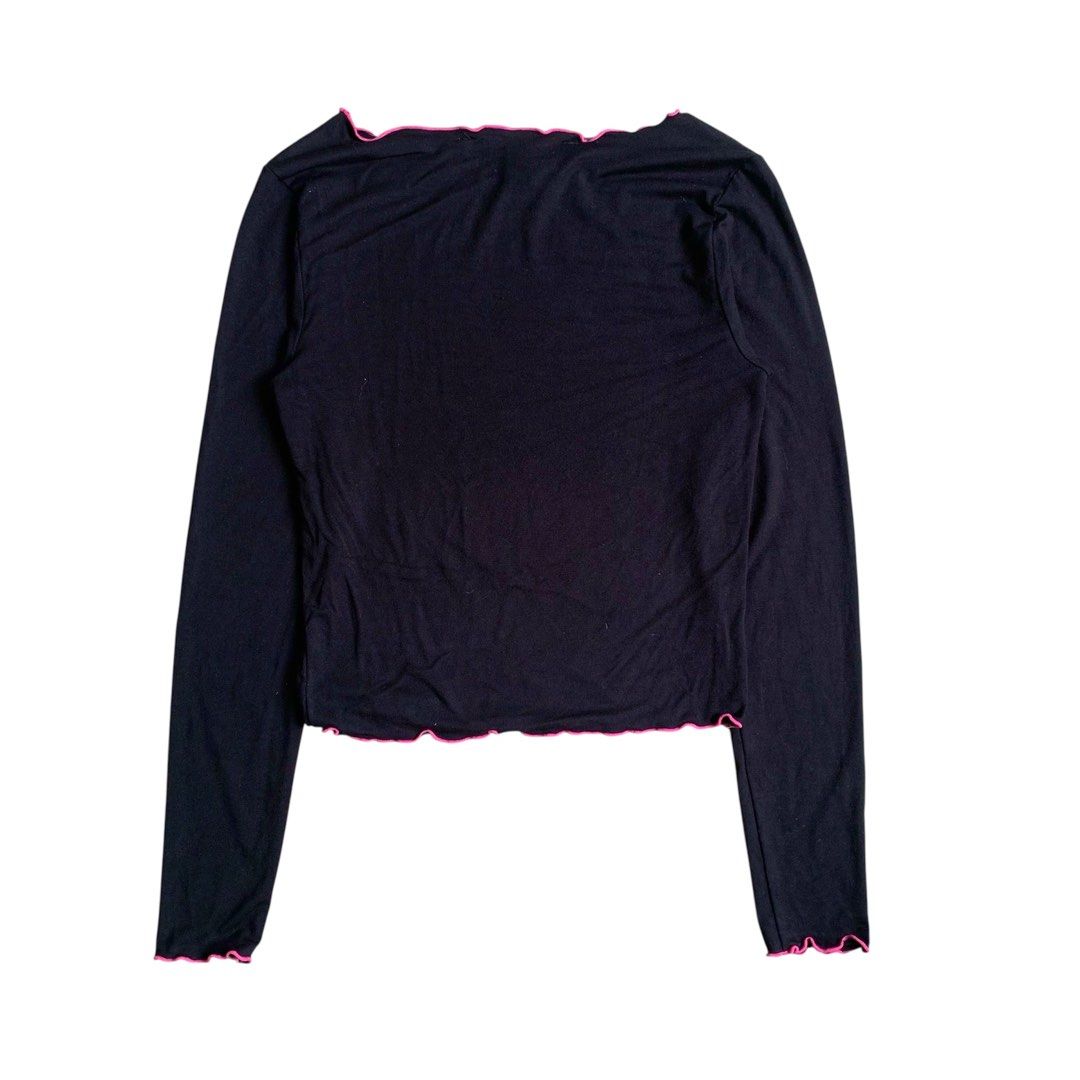 HELLO KITTY X FOREVER 21 LONGSLEEVE HELLO KITTY (Category: Longsleeves) located in Manila. Submitted by _thrift.gal (Listing ID 1386524778, Image 2). Description: HELLO KITTY X FOREVER 21 LONGSLEEVE HELLO KITTY Size: S Width: 13 Length: 19 Color Rate:10/10 Condition:Excellent Issues: None.