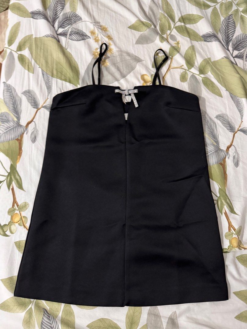 H&M Black Dress (Category: Dresses) located in Capas. Submitted by secondsbya_ (Listing ID 1386532297, Image 1). Description: .