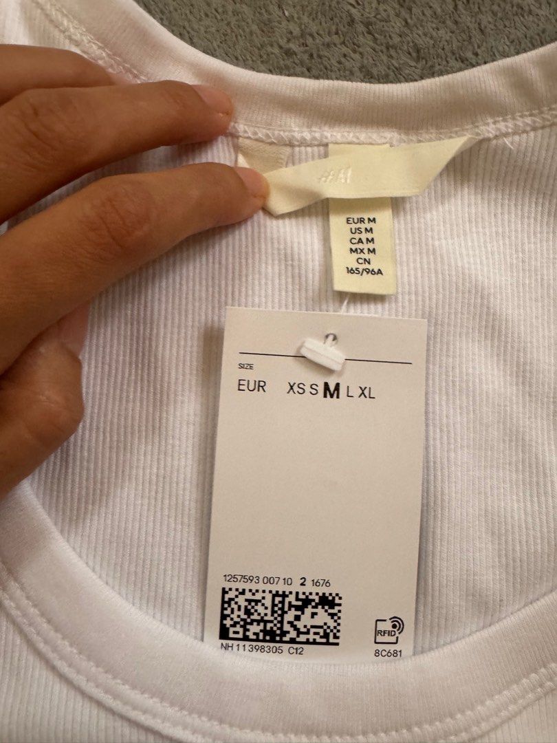 H&M Ribbed Tank Top White (Category: Sleeveless) located in Bocaue. Submitted by arnssss (Listing ID 1386418904, Image 2). Description: Brand new with tags. Never worn. Rfs - wrong size.