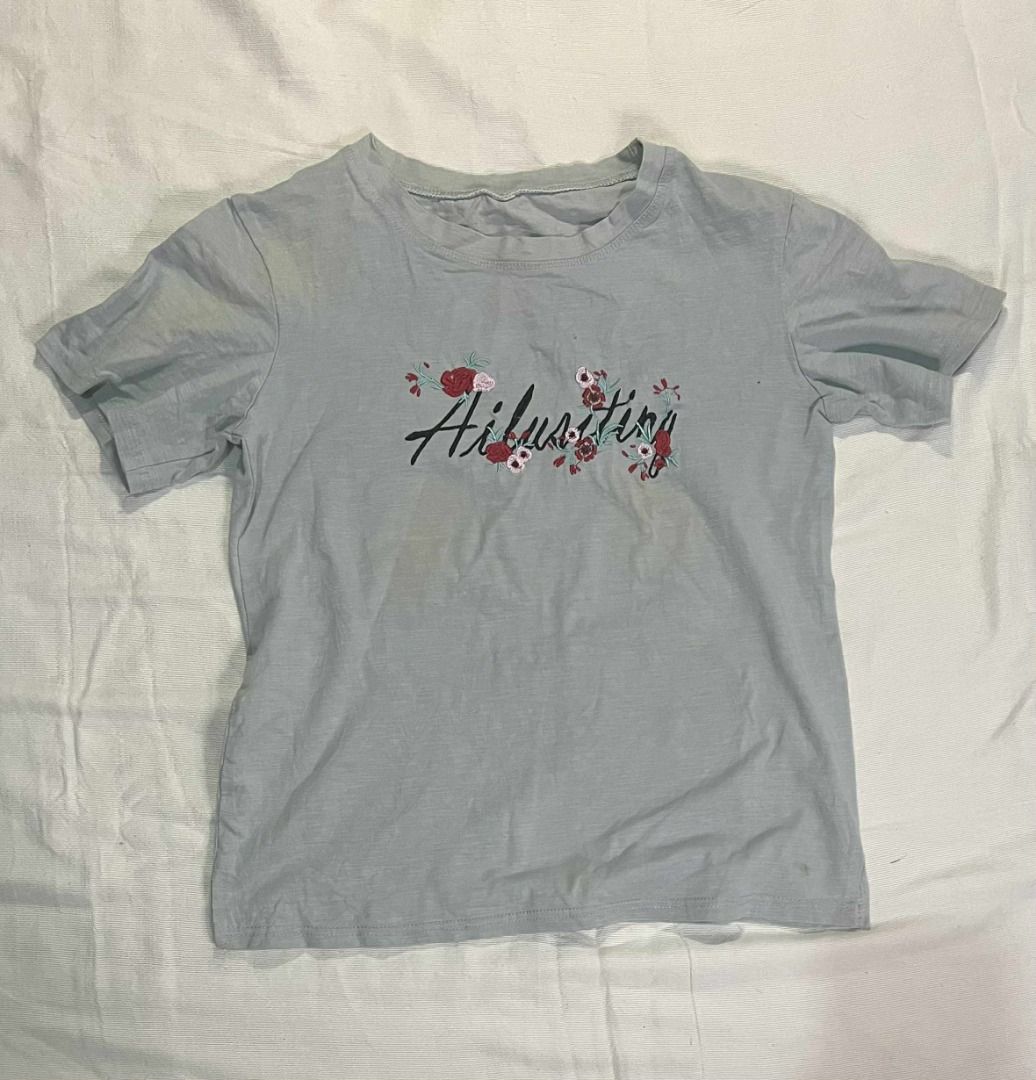 Medium | Light Blue Tee with Graphic (WITH FLAWS) (Category: Shirts) located in Manila. Submitted by withmach (Listing ID 1386550829, Image 1). Description: ⋆𐙚₊ SELLING PRE-LOVED TOPS ₊𐙚⋆ ୨ৎ PAYO ୨ৎ Price: 20 PHP ୨ৎ MOP: Gcash only ୨ৎ Delivery: Lalamove, Grab, Joyride, Angkas, & J&T (BUYER PAYS SF) ୨ৎ Details are posted on the photo !! ⸜(｡˃ ᵕ ˂ )⸝♡.