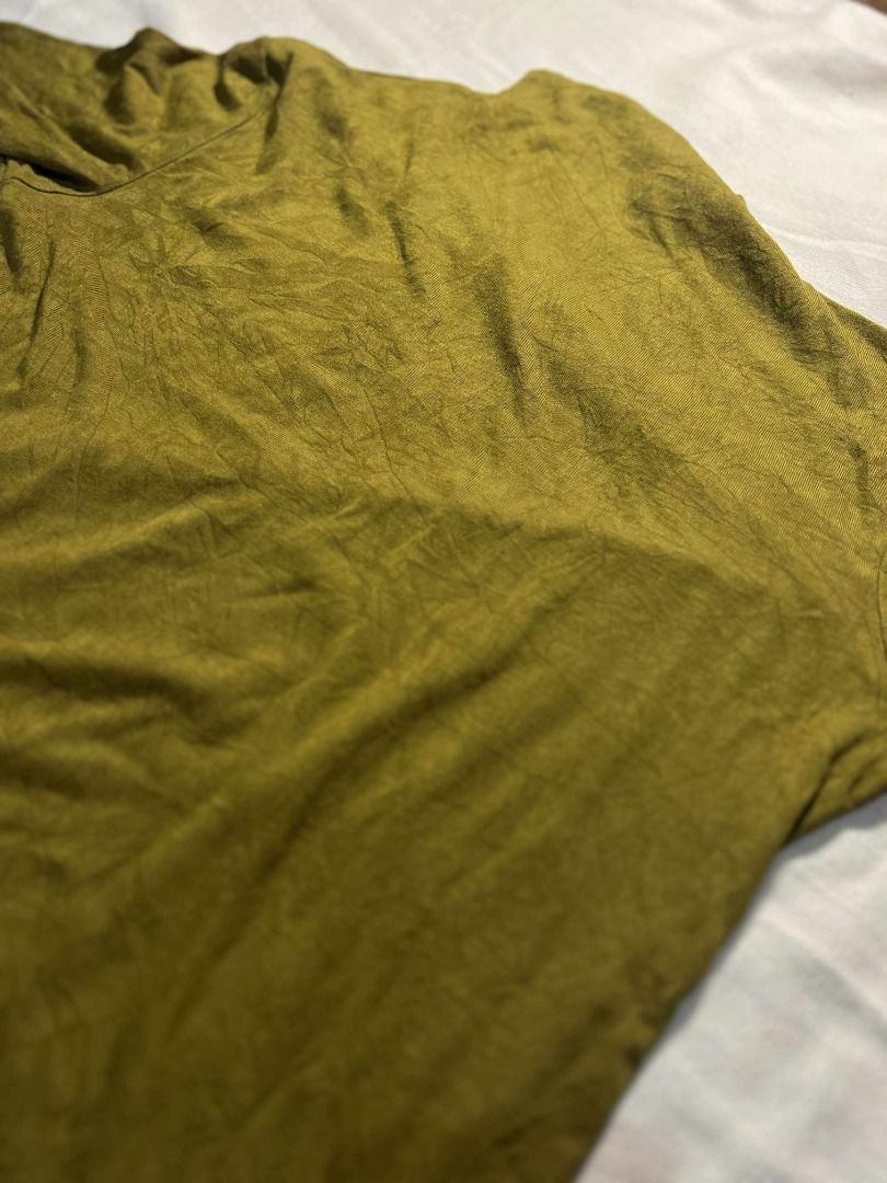 Medium | Olive Green Textured Turtleneck Tee (Category: Others Tops) located in Manila. Submitted by withmach (Listing ID 1386552556, Image 2). Description: ⋆𐙚₊ SELLING PRE-LOVED TOPS ₊𐙚⋆ ୨ৎ PAYO ୨ৎ Price: 50 PHP ୨ৎ MOP: Gcash only ୨ৎ Delivery: Lalamove, Grab, Joyride, Angkas, & J&T (BUYER PAYS SF) ୨ৎ Details are posted on the photo !! ⸜(｡˃ ᵕ ˂ )⸝♡.