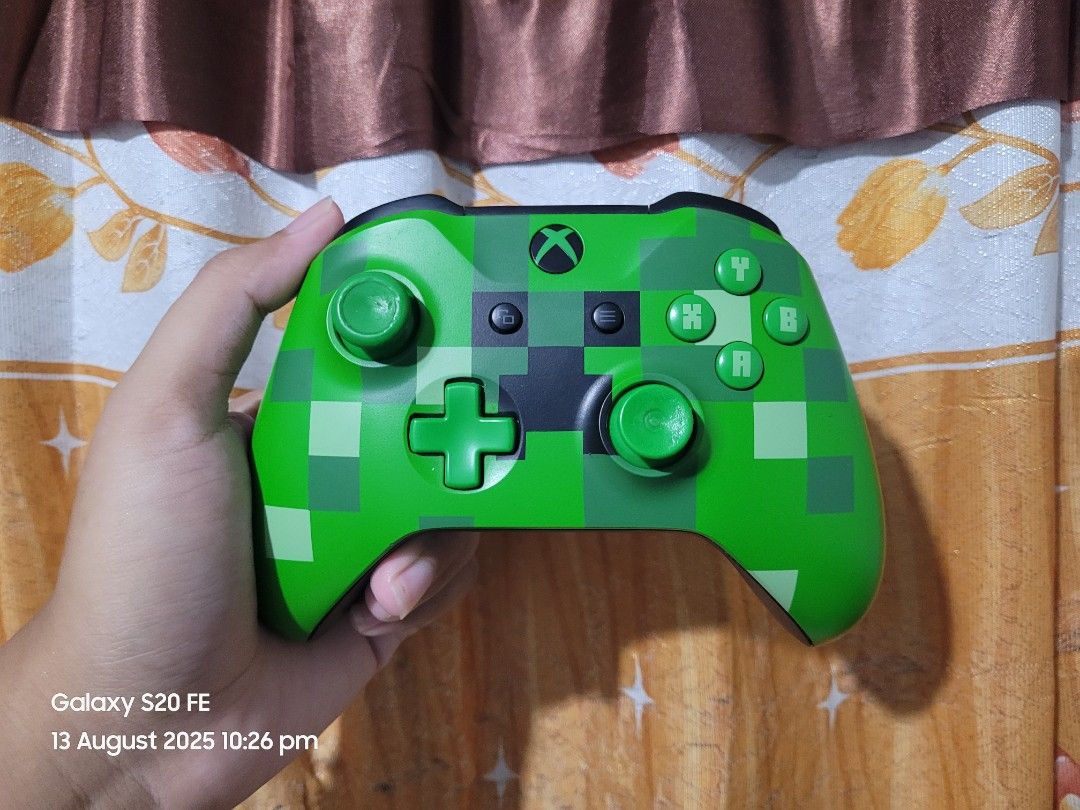 Minecraft Creeper Xbox One Controller – Limited Edition (Rare) (Category: Controllers) located in Cotabato. Submitted by choonching (Listing ID 1386555158, Image 1). Description: Selling Minecraft Creeper Limited Edition Xbox One wireless controller – rare find para sa mga collectors at gamers! 🎮💚 ✔️ Original Microsoft, Model 1708 ✔️ Lahat gumagana, no drift ✔️ Iconic pixel Creeper design ✔️ Battery cover complete ✔️ May “Hello from Seattle” Ea