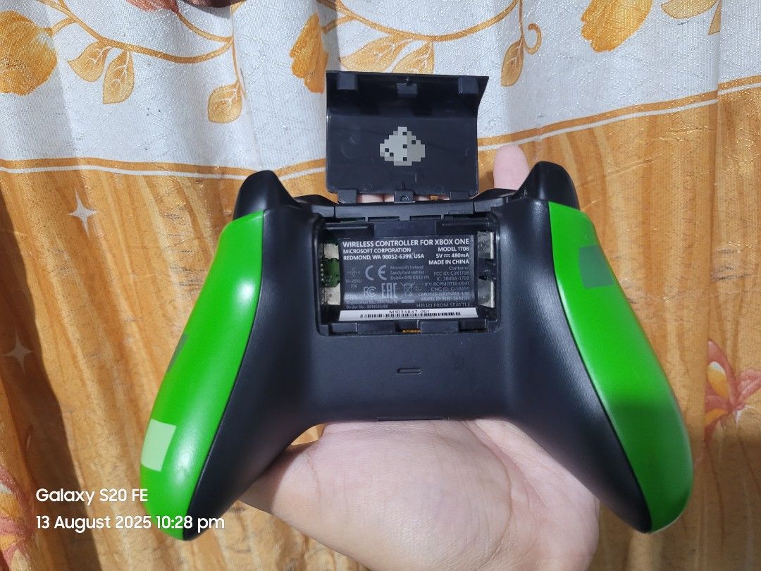 Minecraft Creeper Xbox One Controller – Limited Edition (Rare) (Category: Controllers) located in Cotabato. Submitted by choonching (Listing ID 1386555158, Image 3). Description: Selling Minecraft Creeper Limited Edition Xbox One wireless controller – rare find para sa mga collectors at gamers! 🎮💚 ✔️ Original Microsoft, Model 1708 ✔️ Lahat gumagana, no drift ✔️ Iconic pixel Creeper design ✔️ Battery cover complete ✔️ May “Hello from Seattle” Ea