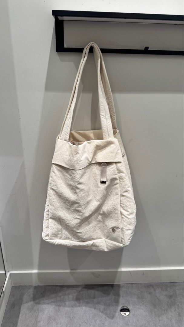 On My Level Carryall Tote Bag 27.5L, 女裝, 手袋及銀包, Tote Bags 