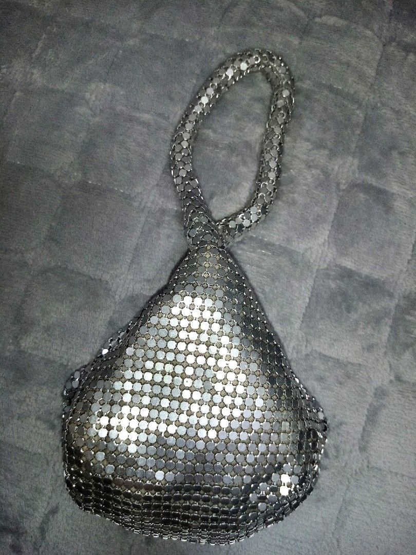 Preloved Silver Night Hand Purse/Bag (Category: Luxury Bags & Wallets) located in Caloocan City. Submitted by all_antiques_preloved (Listing ID 1386439791, Image 3). Description: ☑️ Looks Fabulous and shimmery! 😍 Maayos dn po zipper. 🩷 ☑️ Nasa last picture po yung issue nya.. pero prng maliit lang po na patid sa nylon for the design nya.. Kerikngkeri ayusin using maliit na nylon. ☺️🩷 ☑️ We can offer discounts to all items when you order 2 or m