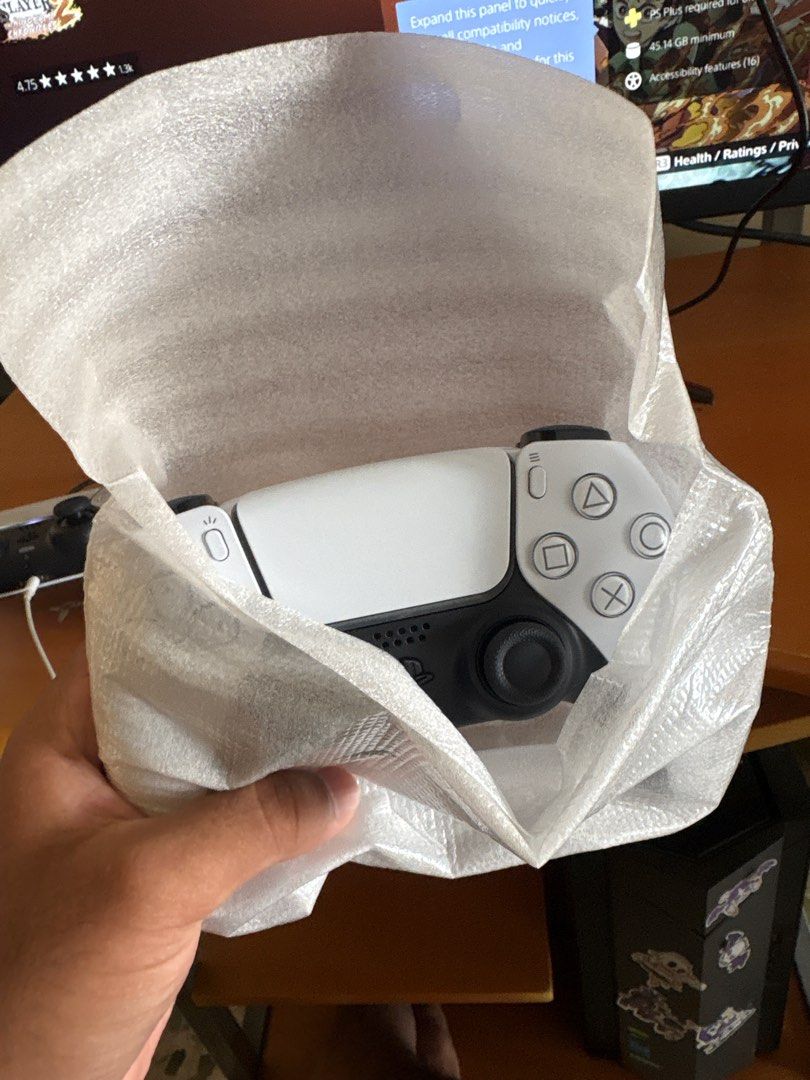 Ps5 controller (Category: Controllers) located in Singapore. Submitted by kane88899 (Listing ID 1386451031, Image 2). Description: Brand new white ps5 controller just come out from the box.