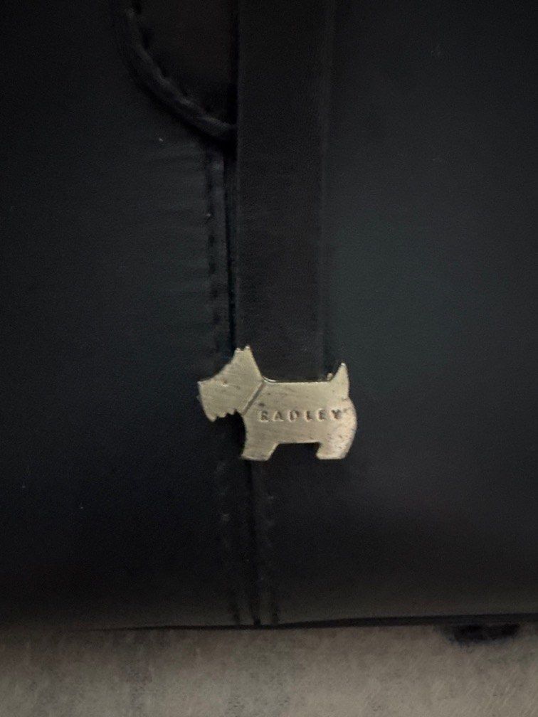 Radley Bag (Category: Luxury Bags & Wallets) located in Cagayan de Oro. Submitted by arengokc (Listing ID 1386588590, Image 2). Description: This is an authentic Radley bag in very good condition. This also comes with a sling so it’s perfect as an everyday or office bag. ❤️ .