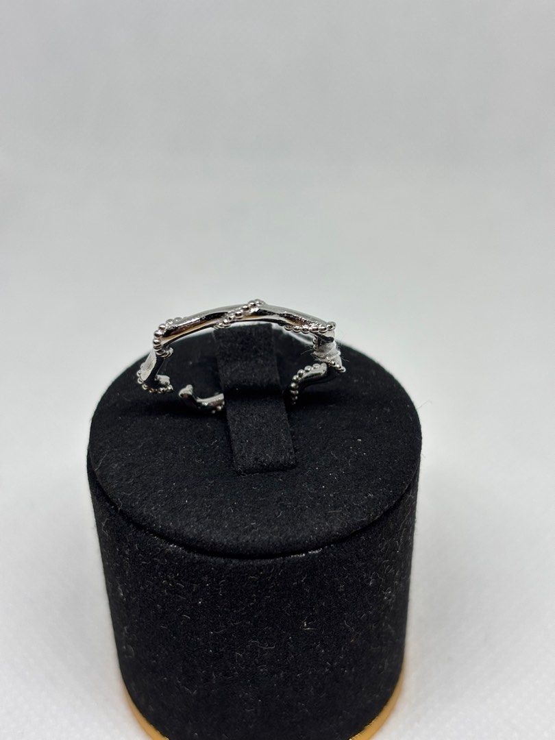 Ring （分類：戒指）位於 Hong Kong。 由 fcjshop 提交（商品編號 1386444676，圖片 7）。簡介： 多款全新925純銀開口戒指 ，可自行微調尺寸，$38一隻，簡約包裝，手飾2件起9折，包本地平郵，不設退換，有疑問可私訊細節，謝謝。。