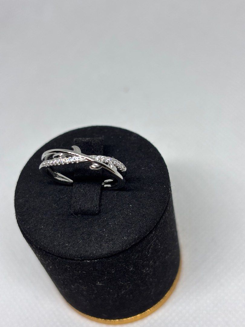Ring （分類：戒指）位於 Hong Kong。 由 fcjshop 提交（商品編號 1386444676，圖片 4）。簡介： 多款全新925純銀開口戒指 ，可自行微調尺寸，$38一隻，簡約包裝，手飾2件起9折，包本地平郵，不設退換，有疑問可私訊細節，謝謝。。