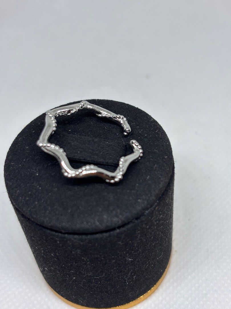 Ring （分類：戒指）位於 Hong Kong。 由 fcjshop 提交（商品編號 1386444676，圖片 8）。簡介： 多款全新925純銀開口戒指 ，可自行微調尺寸，$38一隻，簡約包裝，手飾2件起9折，包本地平郵，不設退換，有疑問可私訊細節，謝謝。。