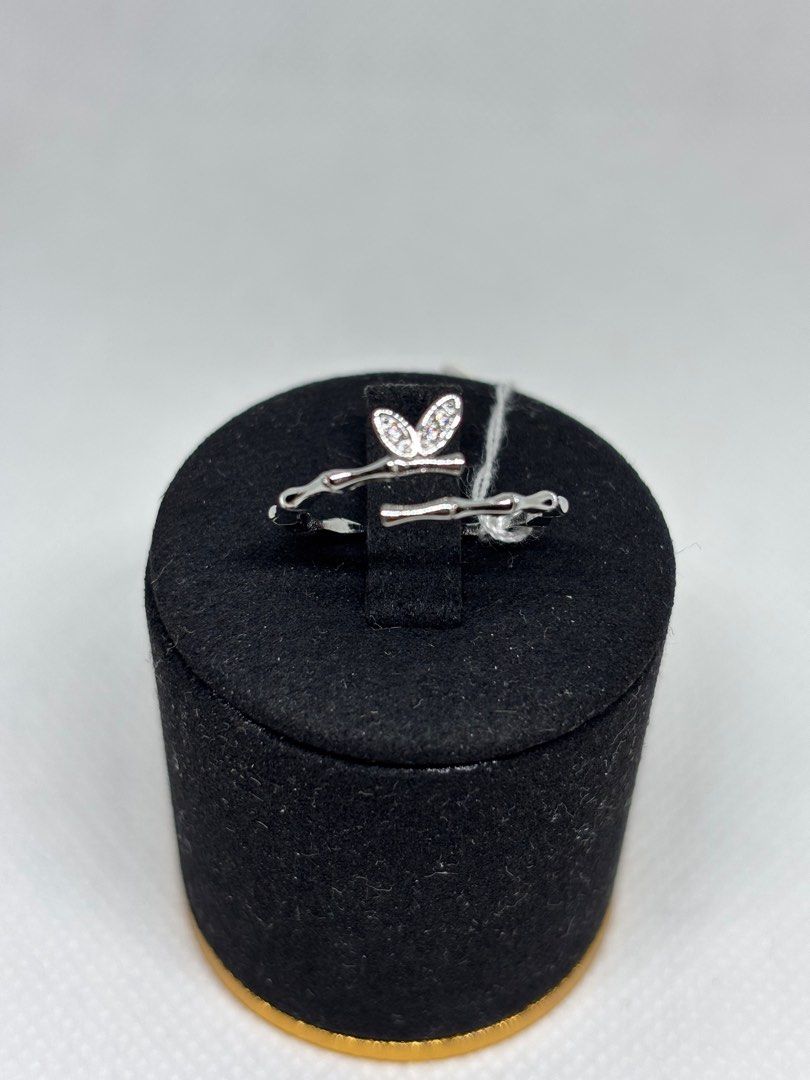 Ring （分類：戒指）位於 Hong Kong。 由 fcjshop 提交（商品編號 1386444676，圖片 5）。簡介： 多款全新925純銀開口戒指 ，可自行微調尺寸，$38一隻，簡約包裝，手飾2件起9折，包本地平郵，不設退換，有疑問可私訊細節，謝謝。。