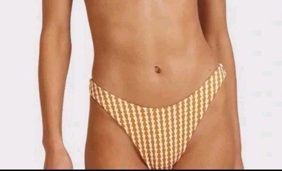 (S) BILLABONG Skimpy Hike Bikini Bottom / Surf Bottom (Category: Bikinis & Swimsuits) located in Cainta. Submitted by sunnyfloshop (Listing ID 1386455365, Image 3). Description: Brandnew ✨ 🍃Small 🍃Textured fabric 🍃Lined.
