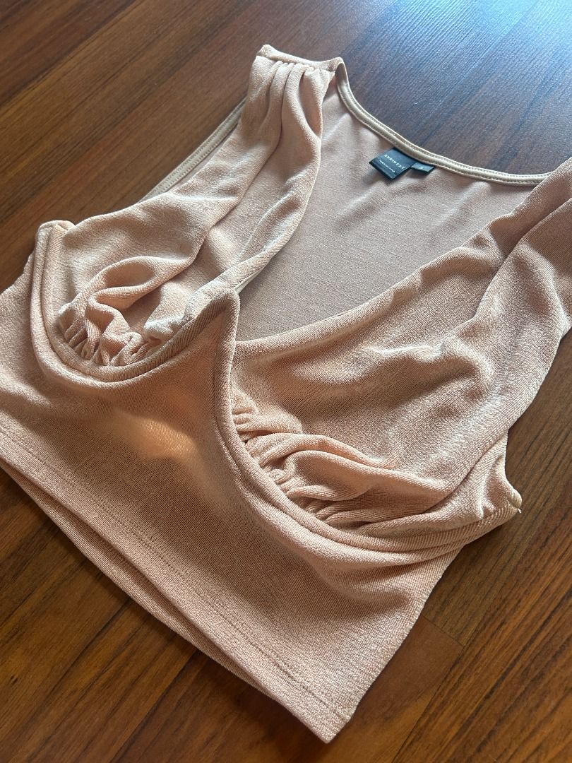 Sexy Bustier Crop Top (Category: Sleeveless) located in Quezon City. Submitted by martits (Listing ID 1386472256, Image 1). Description: Brand: Shein SXY Color: Peach Size: Small on tag but best fits busty girls! I loooove this. The cut and color are super flattering for all body and skin types Great for girls night out, dates, or just feeling yaself 💅🏼.