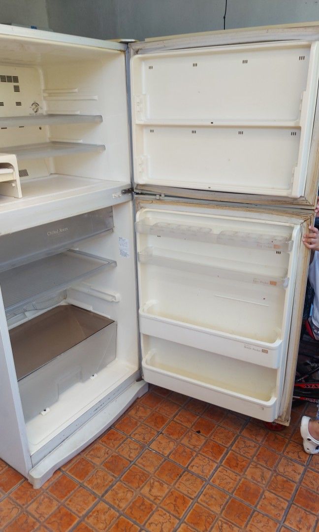 Sharp Refrigerator-Freezer (Category: Refrigerators and Freezers) located in San Pedro. Submitted by elianzozach (Listing ID 1386515880, Image 2). Description: freezing is in good condition.