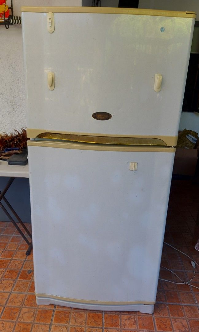 Sharp Refrigerator-Freezer (Category: Refrigerators and Freezers) located in San Pedro. Submitted by elianzozach (Listing ID 1386515880, Image 1). Description: freezing is in good condition.