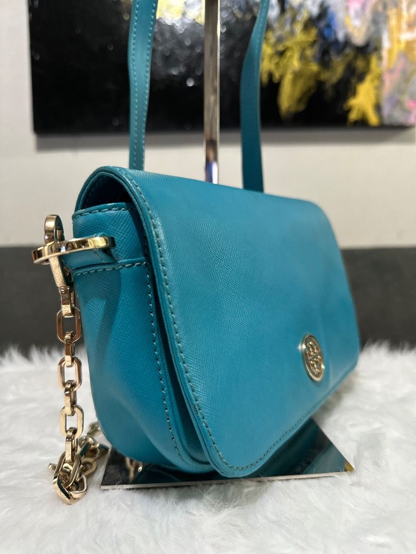 Tory Burch Flap Sale❗️ (Category: Luxury Bags & Wallets) located in Leyte. Submitted by geojhen944614 (Listing ID 1386442542, Image 2). Description: ✨Tory Burch Robinson Flap Shoulder Bag – Turquoise 💙✨ Timeless elegance meets everyday versatility. Crafted from durable Saffiano leather, this Robinson Flap Shoulder Bag features a sleek silhouette, gold-tone logo detail, and convertible chain-and-leather strap for shoulder or crossbody wear. 📏 Si