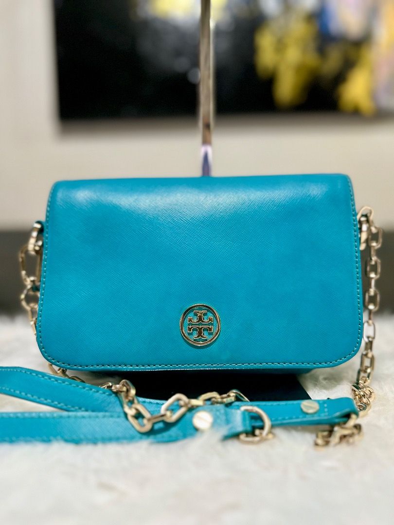 Tory Burch Flap Sale❗️ (Category: Luxury Bags & Wallets) located in Leyte. Submitted by geojhen944614 (Listing ID 1386442542, Image 1). Description: ✨Tory Burch Robinson Flap Shoulder Bag – Turquoise 💙✨ Timeless elegance meets everyday versatility. Crafted from durable Saffiano leather, this Robinson Flap Shoulder Bag features a sleek silhouette, gold-tone logo detail, and convertible chain-and-leather strap for shoulder or crossbody wear. 📏 Si