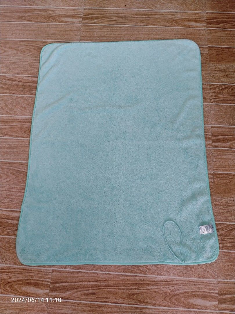 UNIQLO TOWEL (Category: Bath) located in Cabuyao City. Submitted by Bike_Clothing10 (Listing ID 1386431709, Image 3). Description: READ FIRST.. FOR SALE: UNIQLO BATH TOWEL Excellent Condition Looks New DIMES: 80x100cm 100% Polyester PRICE: 650 Free Shippinh -NO COD/COP- PICK UP OR SHIPPING ONLY LOC: Cabuyao Laguna 📩PM FOR INQUIRIES -Thanks-.